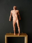"Man 21", lufttorkad lera i låda av ek, 2008