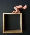 "Man 28", lufttorkad lera i låda av ek, 2008