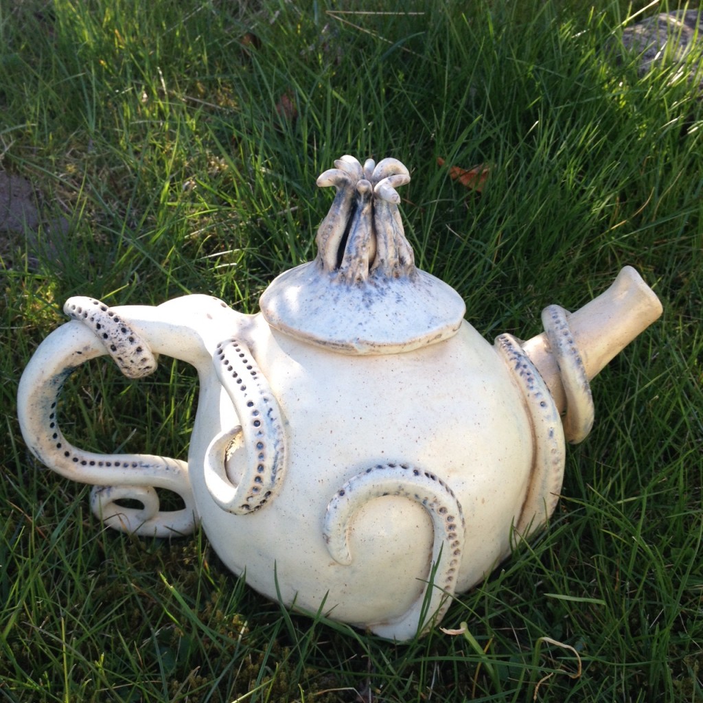 Klaras tekanna i keramik.